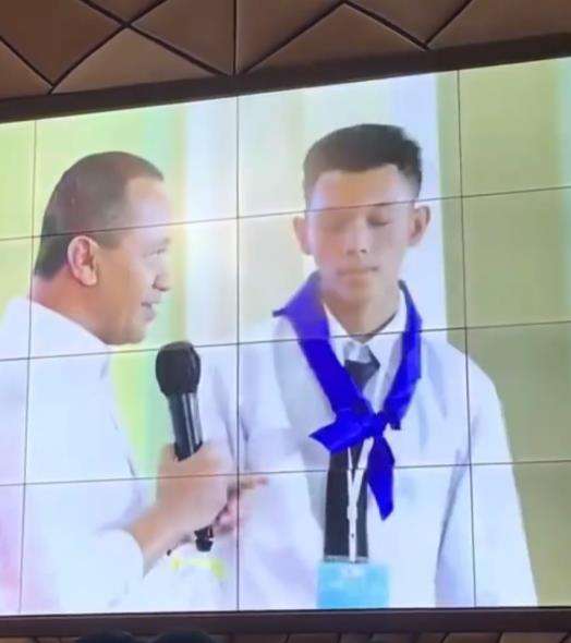 Calon mahasiswa dapat beasiswa dan kontrak kerja.