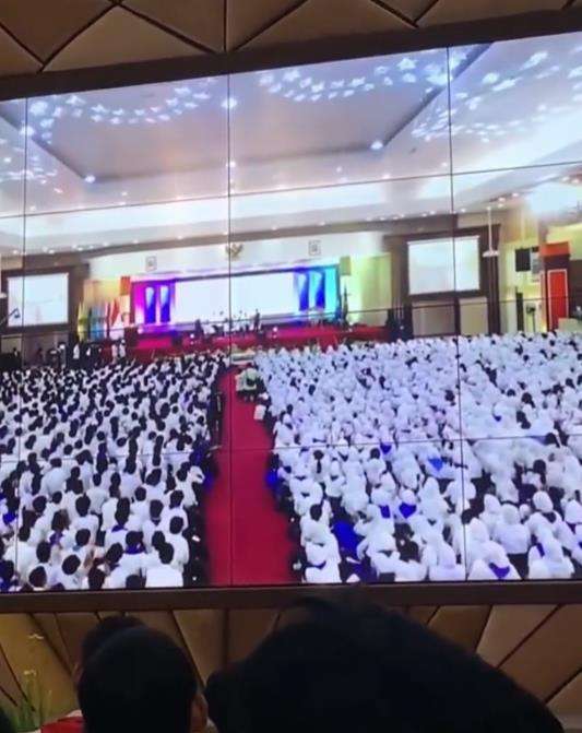 Calon mahasiswa dapat beasiswa dan kontrak kerja.