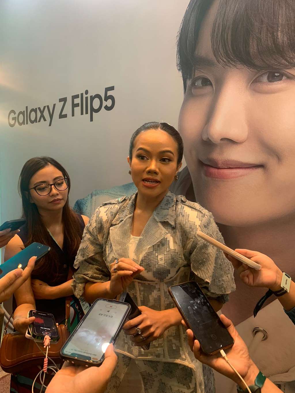 Yura Yunita dengan Galaxy Z Fold 5