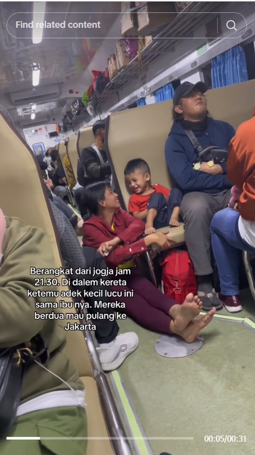 Momen Seorang Ibu Rela Duduk di Bawah Demi Anak Nyaman di Kursi Kereta Api, Menyentuh Hati