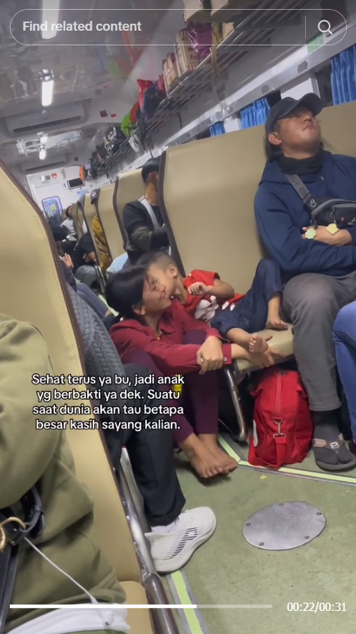 Momen Seorang Ibu Rela Duduk di Bawah Demi Anak Nyaman di Kursi Kereta Api, Menyentuh Hati