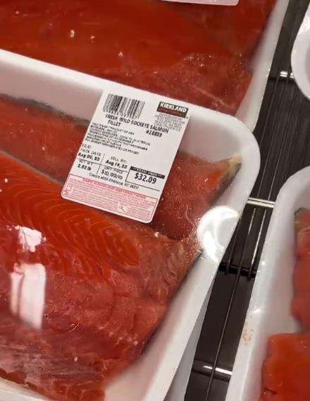 Cacing hidup menggeliat dalam bungkusan ikan salmon.