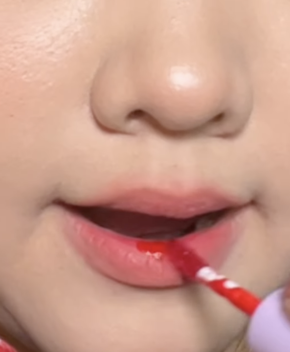 Memakai Lipstik