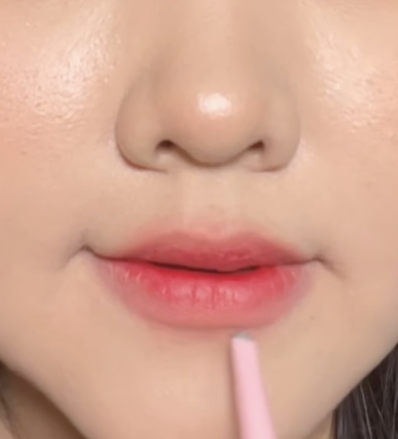 Memakai Lipstik