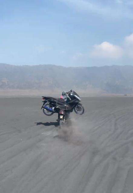 Viral motor lokal bonceng motor impor.