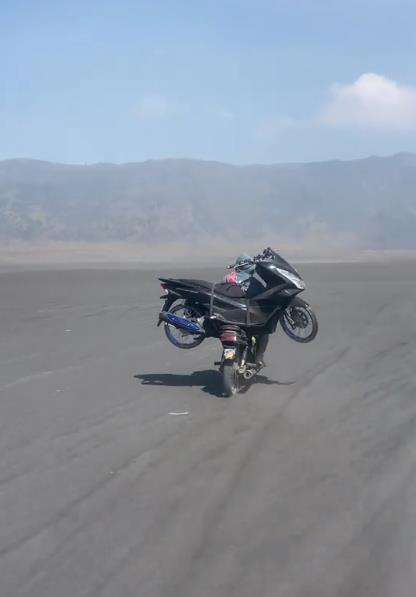 Viral motor lokal bonceng motor impor.
