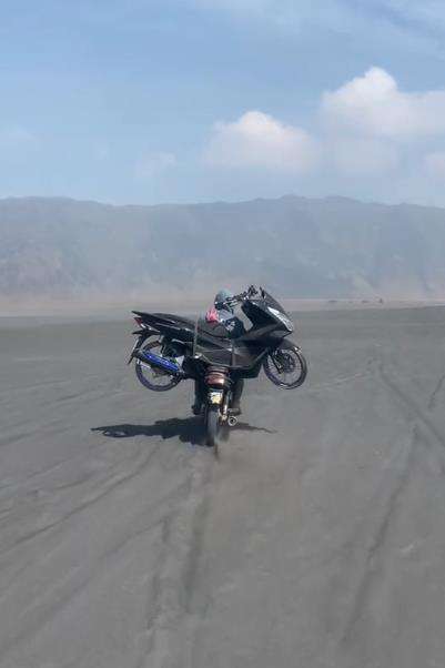 Viral motor lokal bonceng motor impor.