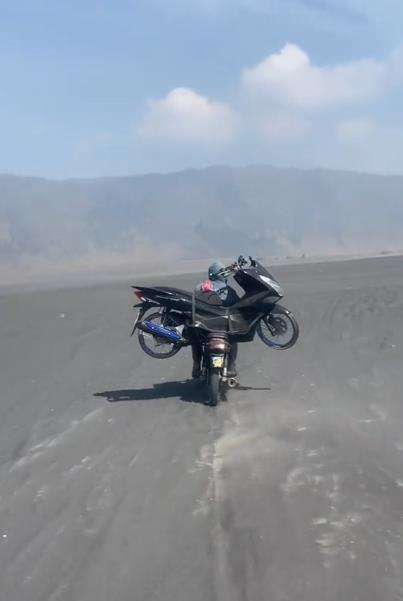 Viral motor lokal bonceng motor impor.