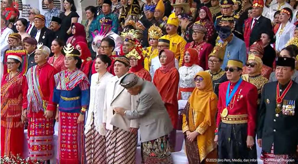 Pak Basuki menyibak baju Erick Thohir