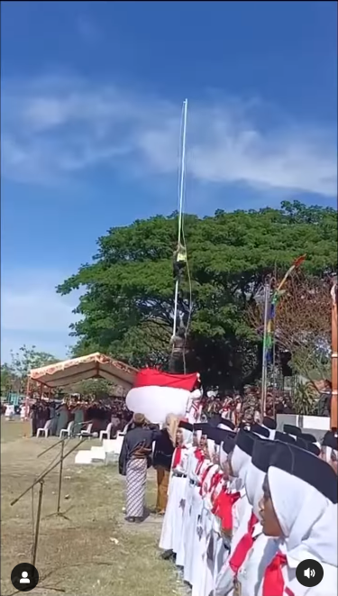 Tali Kerekan Lepas, Aksi Heroik Polisi Sigap Panjat Tiang 7 Meter ini Tuai Pujian