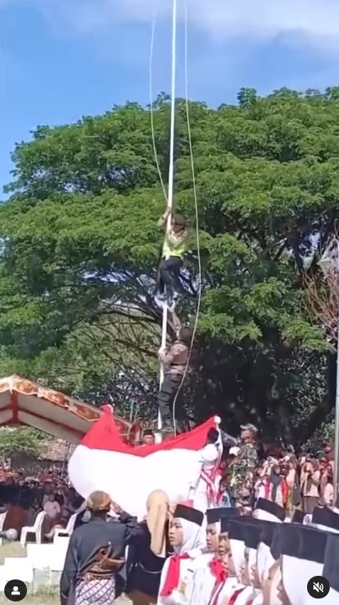 Tali Kerekan Lepas, Aksi Heroik Polisi Sigap Panjat Tiang 7 Meter ini Tuai Pujian