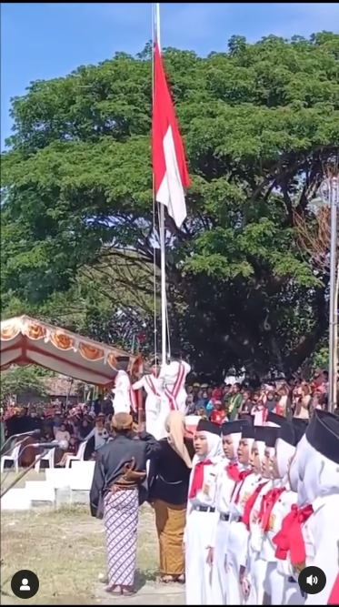 Tali Kerekan Lepas, Aksi Heroik Polisi Sigap Panjat Tiang 7 Meter ini Tuai Pujian
