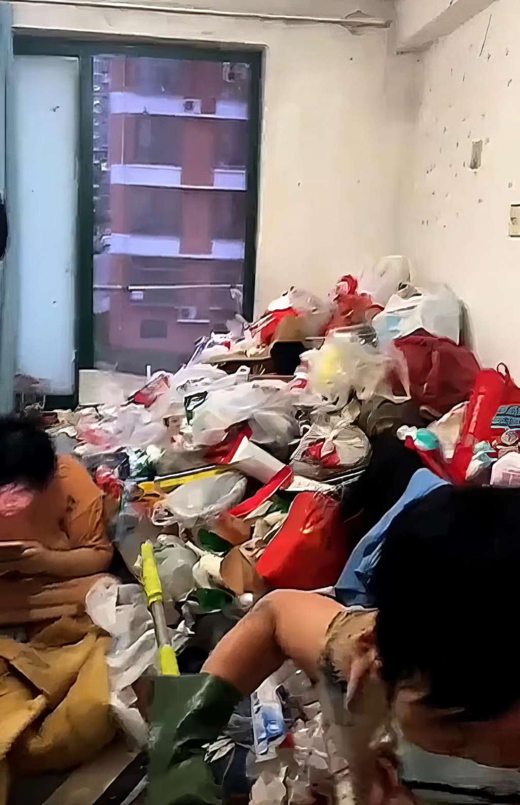 Viral kamar kos penuh sampah menjijikkan.