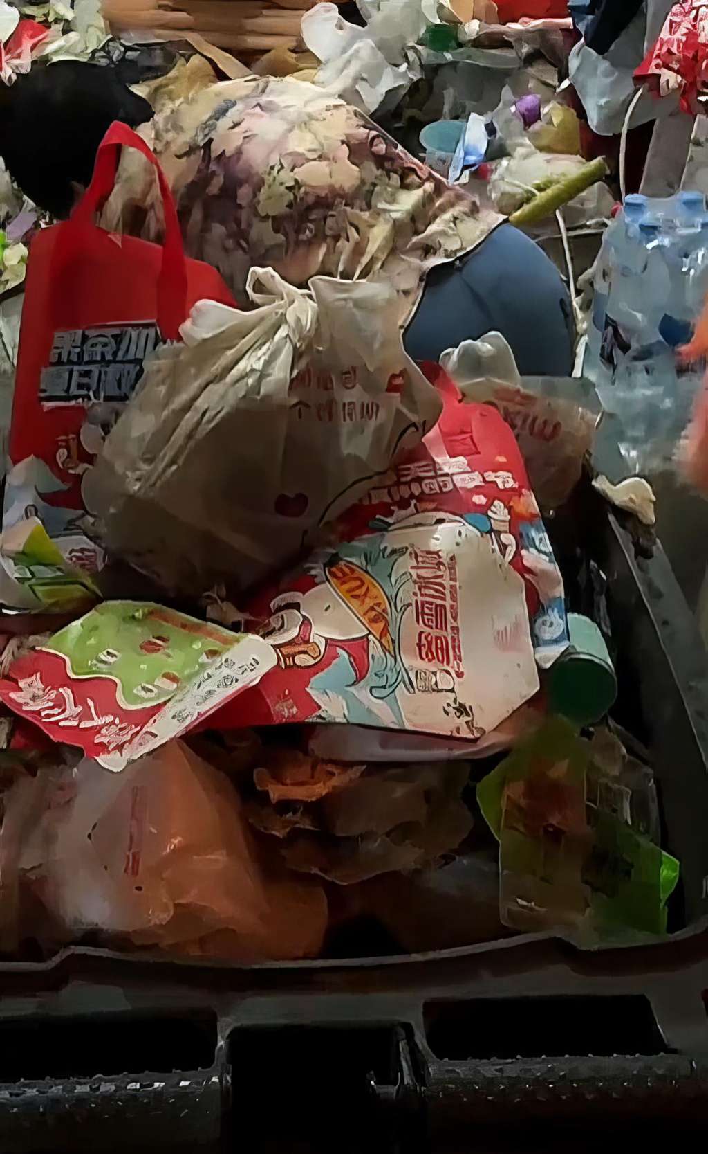 Viral kamar kos penuh sampah menjijikkan.