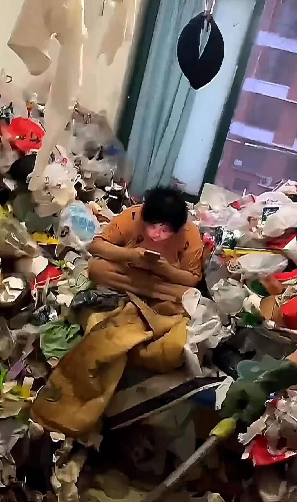 Viral kamar kos penuh sampah menjijikkan.