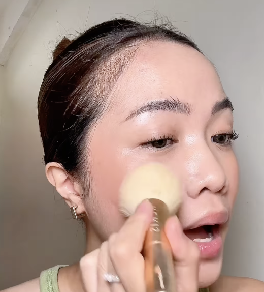 Memakai Bedak Tabur