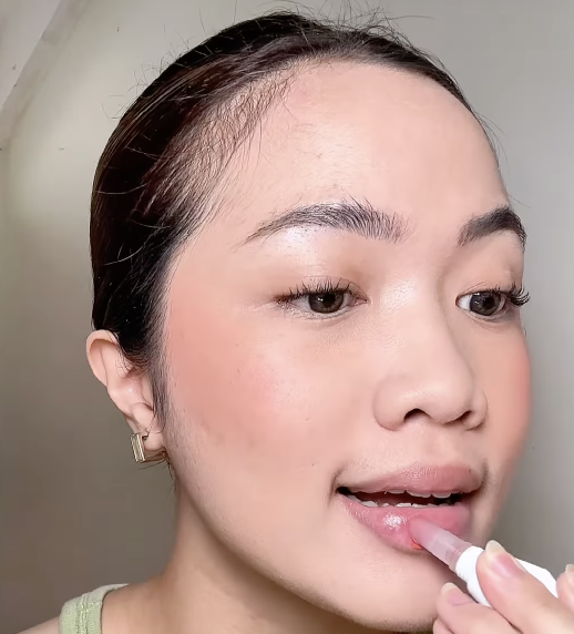 Memakai Lip Gloss