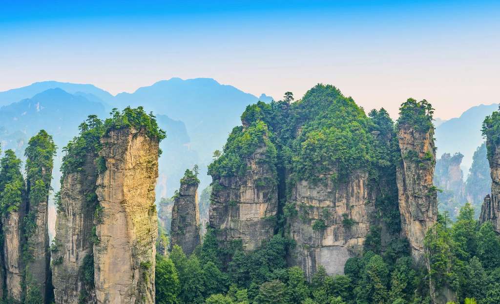 Warung unik di sisi tebing terjal di Provinsi Hunan, China.