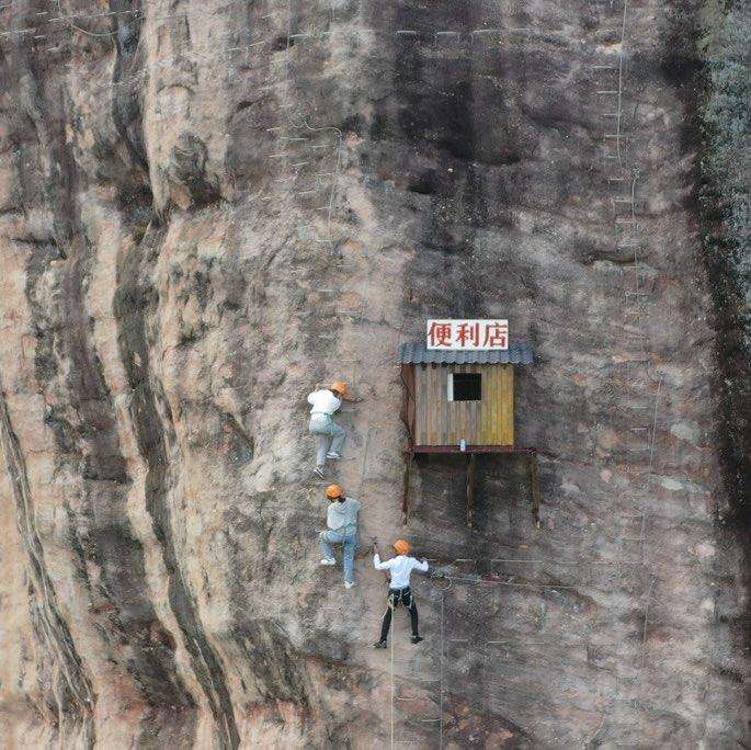 Warung unik di sisi tebing terjal di Provinsi Hunan, China.
