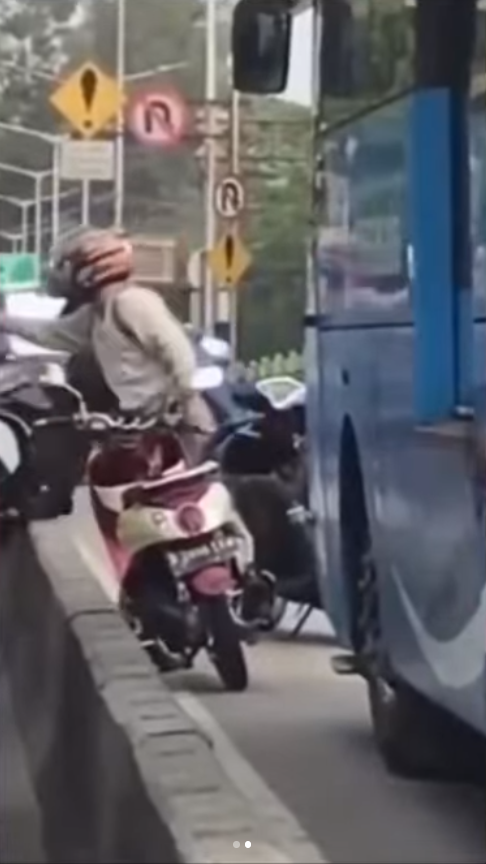 Seorang Pemuda Membantu Pengendara Angkat Motor Keluar Jalur Busway, Endingnya Bikin Nyesek