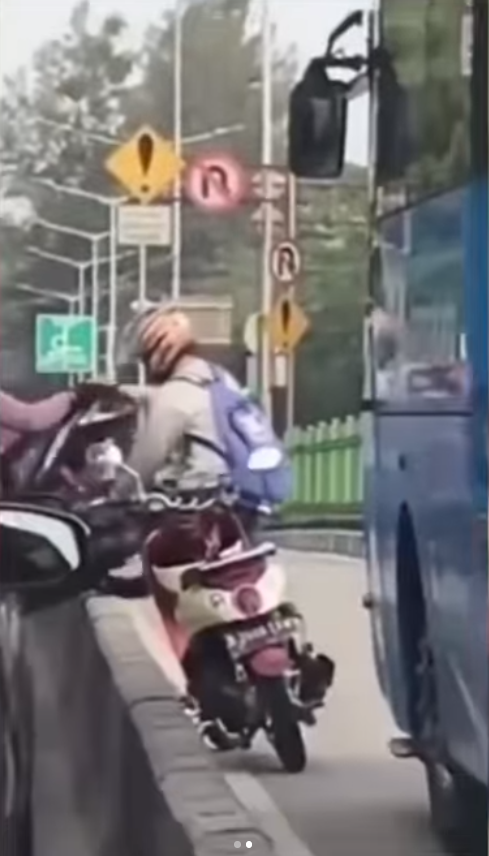 Seorang Pemuda Membantu Pengendara Angkat Motor Keluar Jalur Busway, Endingnya Bikin Nyesek