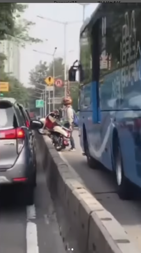 Seorang Pemuda Membantu Pengendara Angkat Motor Keluar Jalur Busway, Endingnya Bikin Nyesek