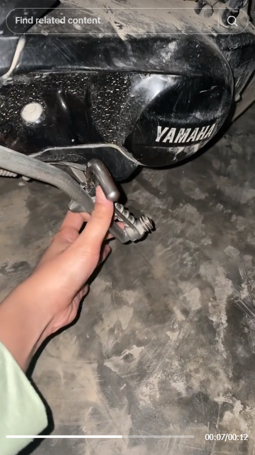 Momen Kocak Starter Motor Nyangkut di Standar Ganda, Solusi Netizen di Luar Nalar