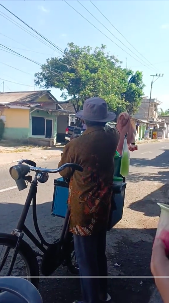 Kesederhanaan Penjual Es di Sepeda Onthel Rekam Gerak Jalan Pakai HP Jadul Bikin Hati Terenyuh