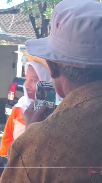 Kesederhanaan Penjual Es di Sepeda Onthel Rekam Gerak Jalan Pakai HP Jadul Bikin Hati Terenyuh