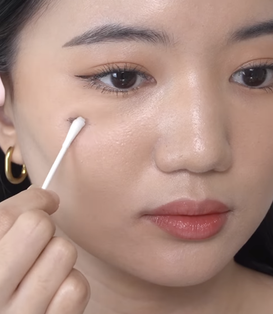 Menghapus Noda Makeup
