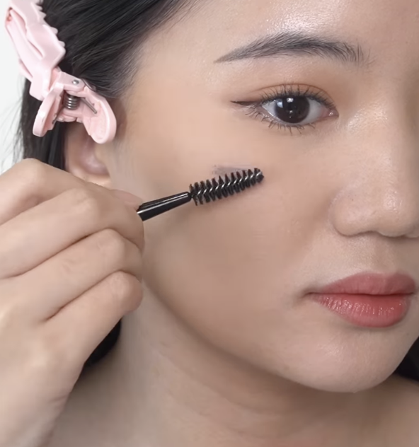 Menghapus Noda Makeup