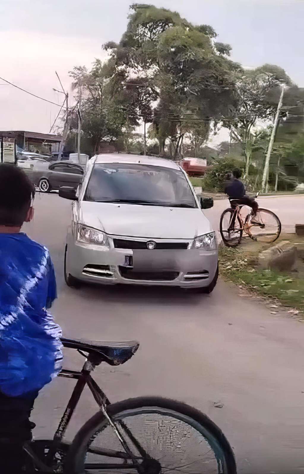 Temannya bawa sepeda, bocah ini setir mobil bapaknya.