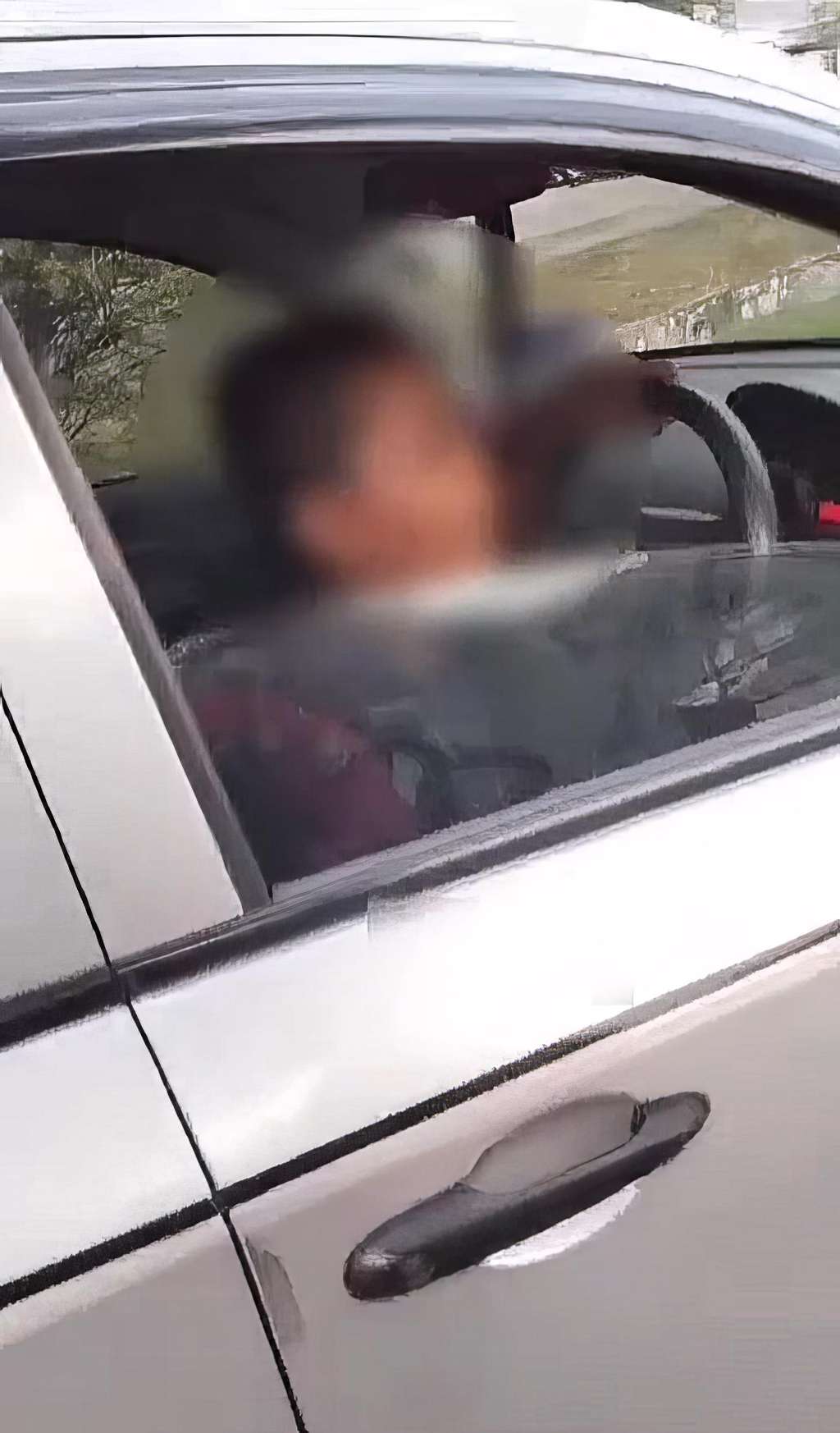 Temannya bawa sepeda, bocah ini setir mobil bapaknya.
