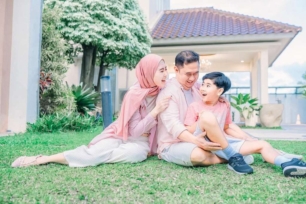 Potret Bu Dendy bareng suami dan anak