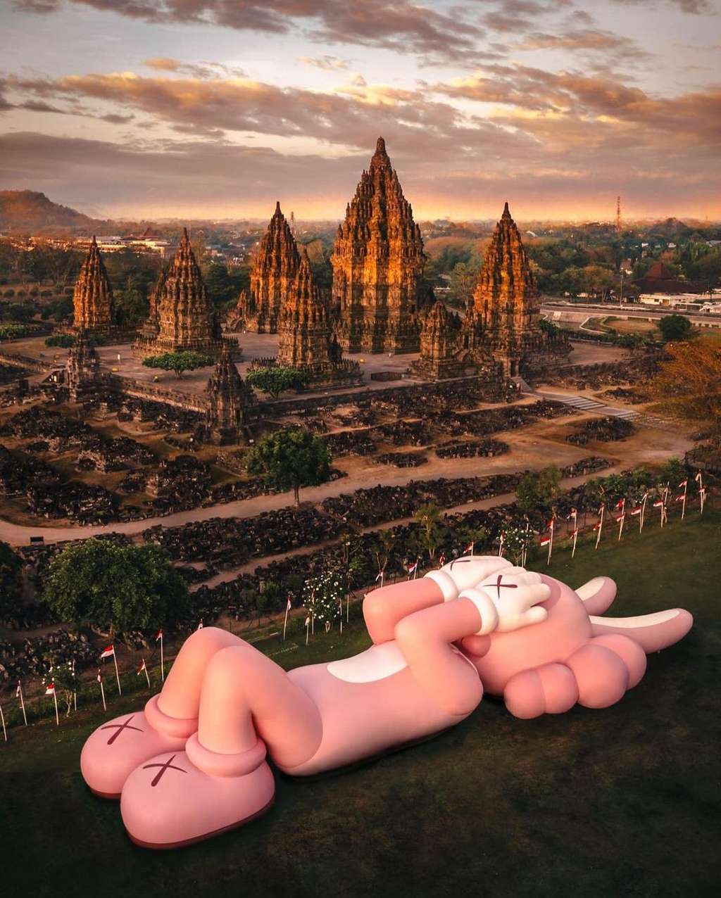 patung kaws