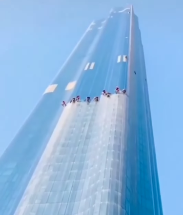 Momen Gedung Pencakar Langit Dubai Dibersihkan, Gaji Petugasnya Rp70 Juta Perbulan