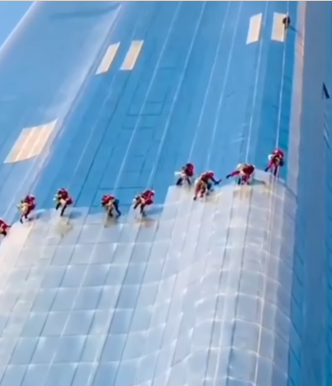 Momen Gedung Pencakar Langit Dubai Dibersihkan, Gaji Petugasnya Rp70 Juta Perbulan