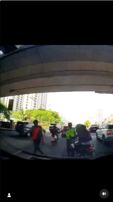 Momen Kocak Pengendara Hindari Razia Polisi, Langsung Tancap Gas Tinggalkan Pacar yang Sudah Turun Motor