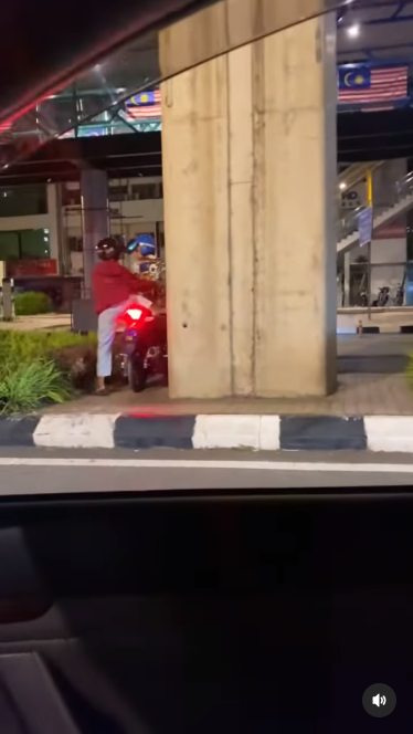 Pengendara Mobil Ngeprank Jadi Polisi, Pemotor Panik Sampai Berputar Arah