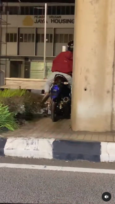 Pengendara Mobil Ngeprank Jadi Polisi, Pemotor Panik Sampai Berputar Arah