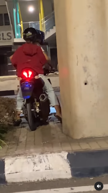 Pengendara Mobil Ngeprank Jadi Polisi, Pemotor Panik Sampai Berputar Arah