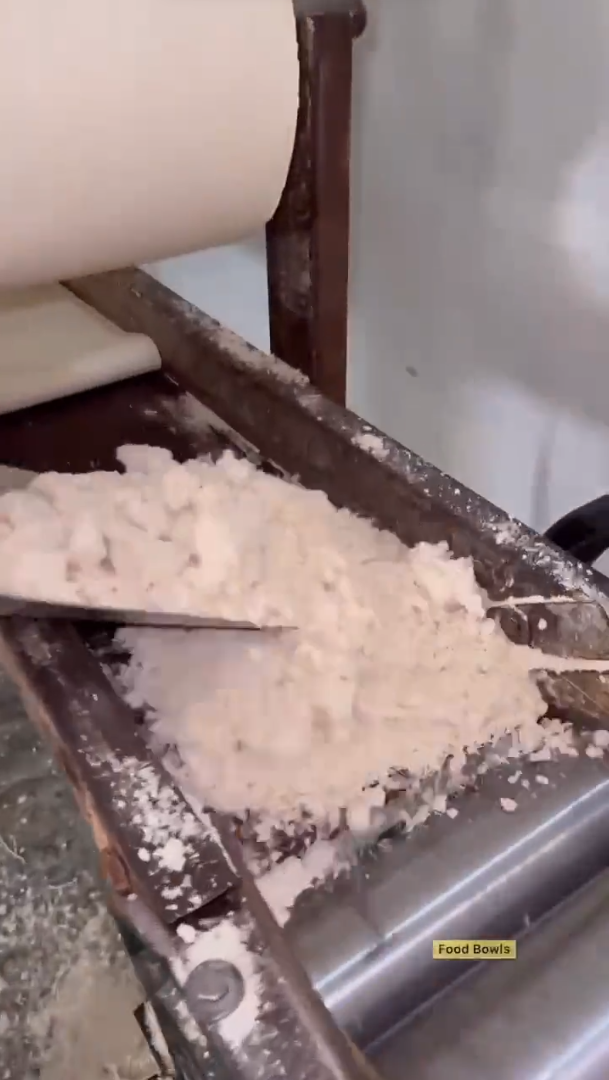 Penggemar Mie Harus Lihat! Proses Pembuatan Mie di Pabrik ini Bikin Geleng-Geleng Kepala
