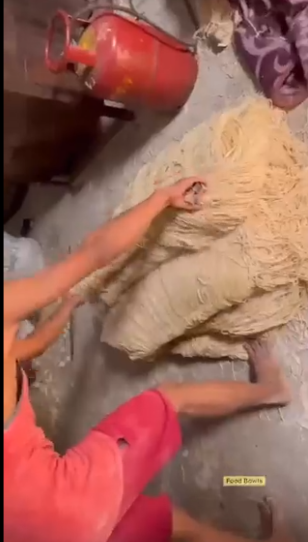 Penggemar Mie Harus Lihat! Proses Pembuatan Mie di Pabrik ini Bikin Geleng-Geleng Kepala