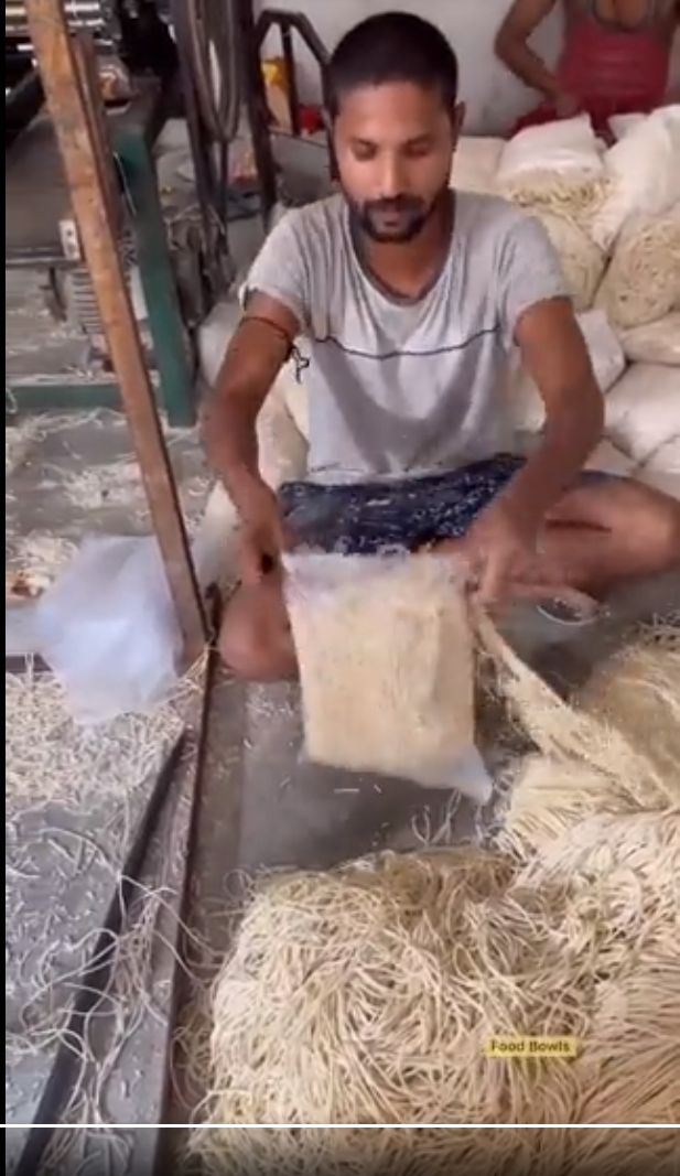 Penggemar Mie Harus Lihat! Proses Pembuatan Mie di Pabrik ini Bikin Geleng-Geleng Kepala