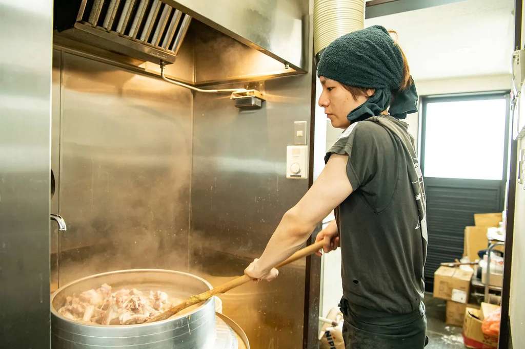 Memasak kaldu Ramen Totkutsu memerlukan waktu 12-18 jam