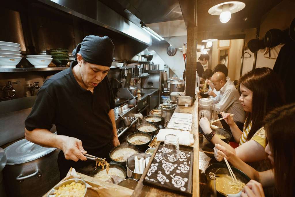 Koki tengah menghidangkan Ramen Tonkutsu