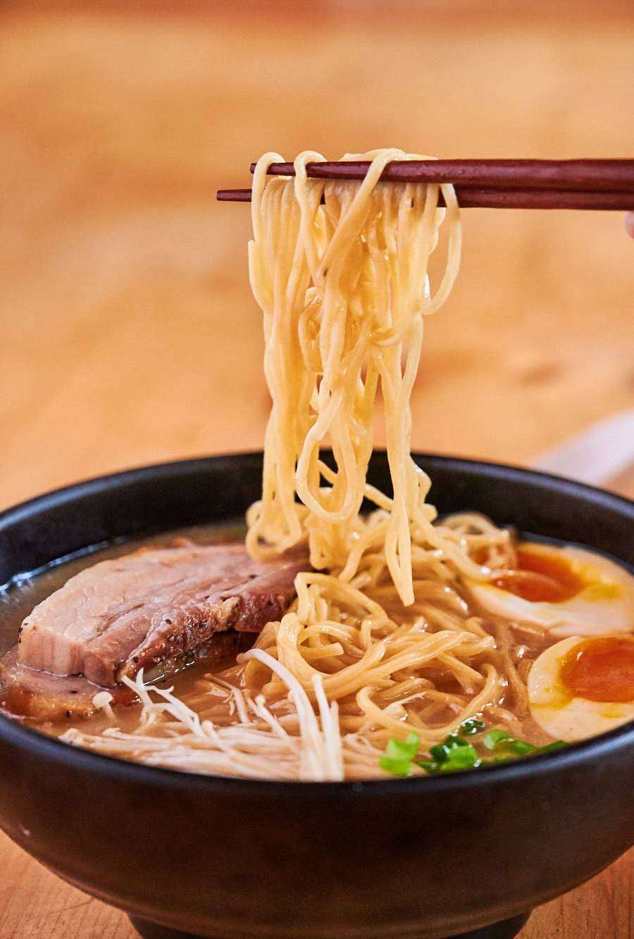 Ramen Tonkutsu memiliki 5 bahan utama