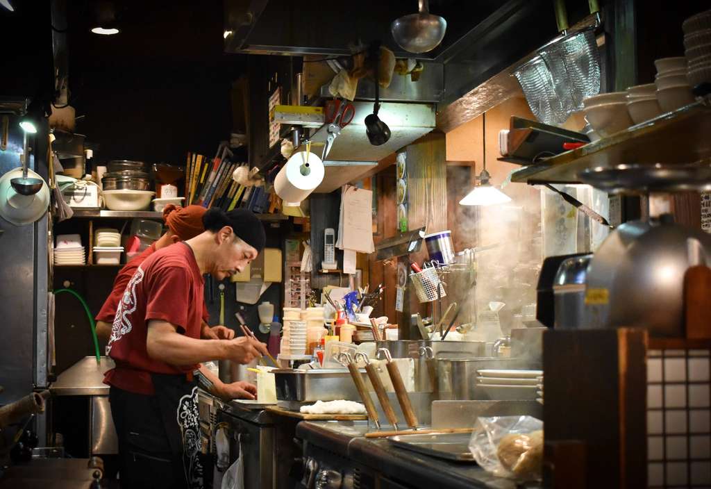 Koki tengah menyiapkan Ramen Tonkutsu