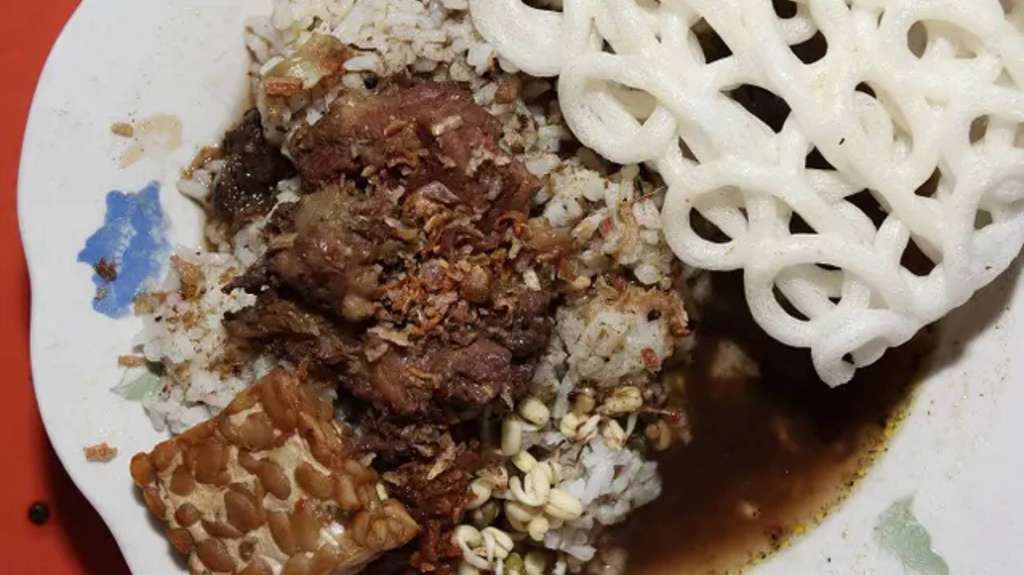 Rawon kerap juga dimakan dengan kerupuk