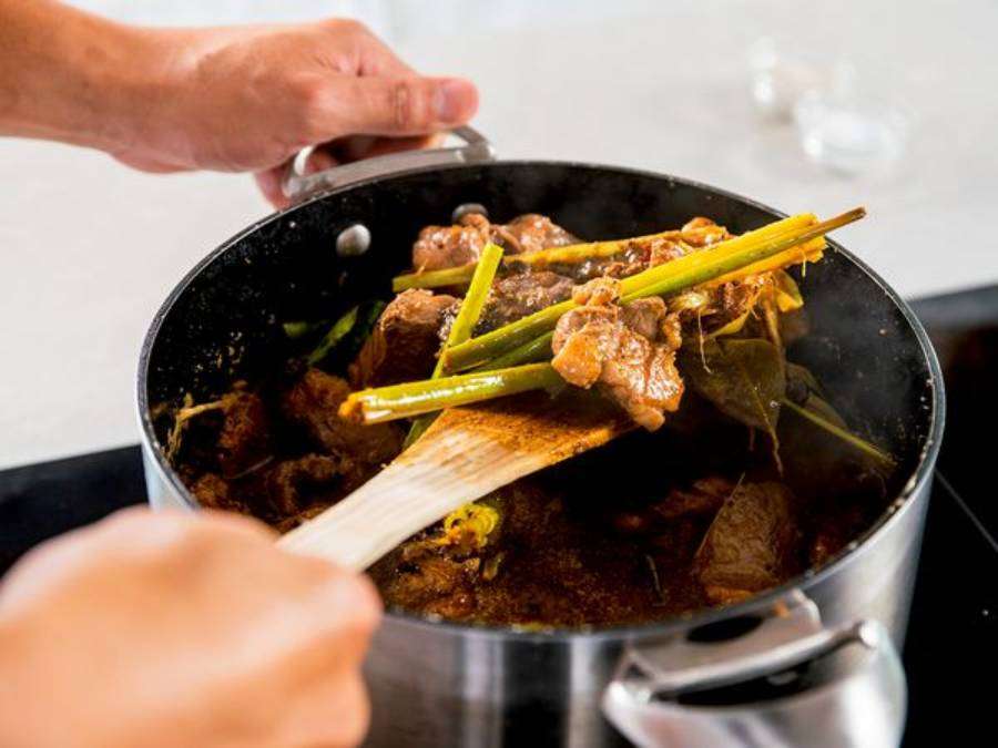 Seorang koki tengah menyiapkan Rawon